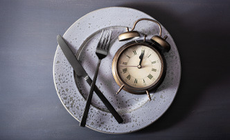 Intermittent Fasting - zasady, rodzaje i jadłospis postu przerywanego