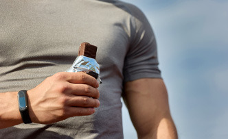 Batony proteinowe - co zawierają i czy warto je jeść?