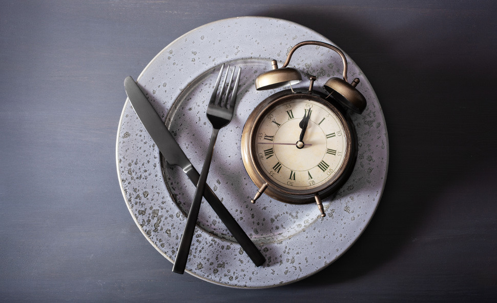 Intermittent Fasting - zasady, rodzaje i jadłospis postu przerywanego