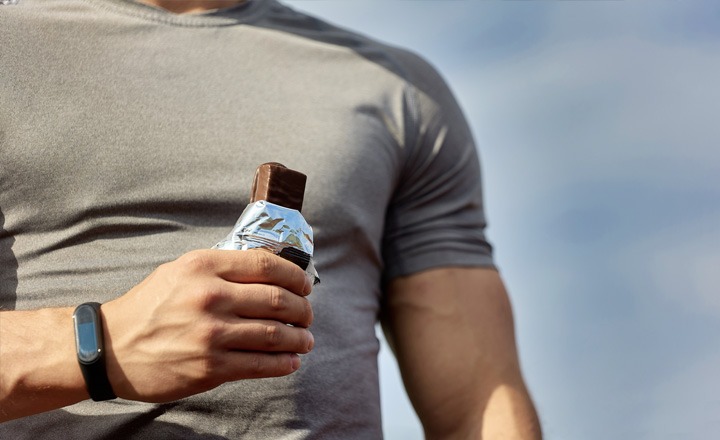 Batony proteinowe - co zawierają i czy warto je jeść?